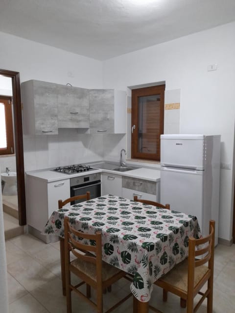 Kitchen or kitchenette, Dining area, oven, stove