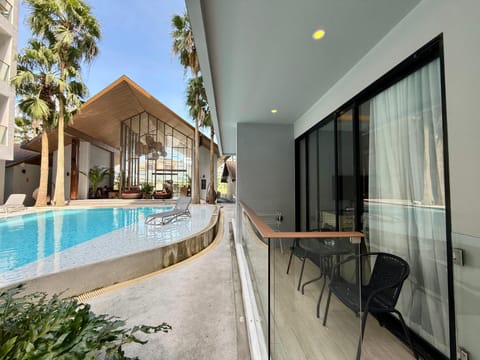 Property building, Day, Swimming pool, sunbed