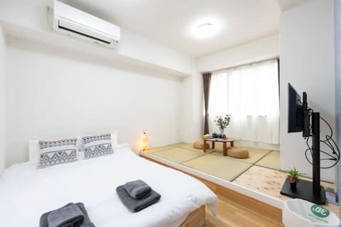 Bed, TV and multimedia, Photo of the whole room, Bedroom, towels, air conditioner