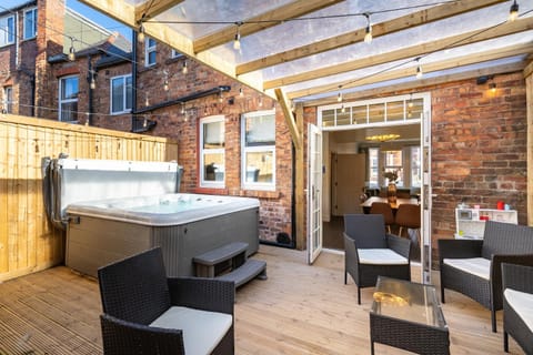 Hot Tub, Seating area