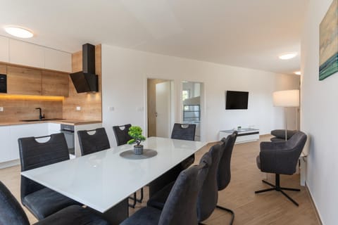 Communal lounge/ TV room, TV and multimedia, Kitchen or kitchenette, Living room, Seating area, Dining area, Evening entertainment