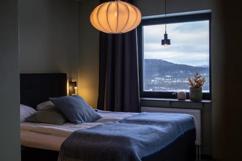 Bed, Natural landscape, Photo of the whole room, Bedroom, Mountain view