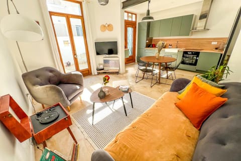 TV and multimedia, Kitchen or kitchenette, Living room, Seating area, Dining area, oven