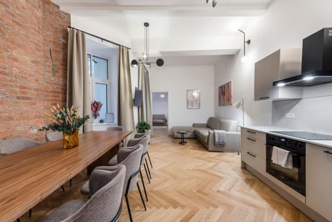 TV and multimedia, Kitchen or kitchenette, Living room, Dining area, stove