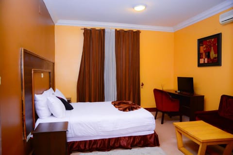 Bed, Living room, Photo of the whole room, Bedroom, air conditioner