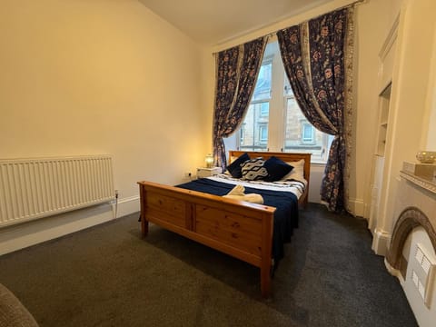 2 Bed Flat - Street Parking Apartment in Glasgow