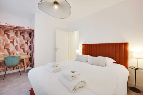 Bed, Seating area, Bedroom