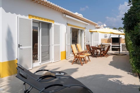 Property building, Day, Balcony/Terrace, sunbed