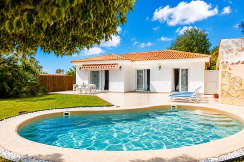 Property building, Patio, Day, Natural landscape, Garden, Garden view, Pool view, Swimming pool, sunbed