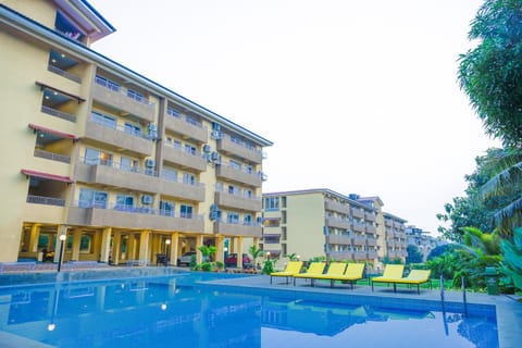 Property building, Communal lounge/ TV room, Pool view, Swimming pool, sunbed