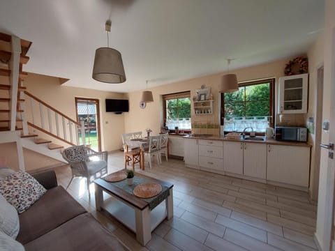TV and multimedia, Kitchen or kitchenette, Living room, Seating area, Dining area, stove