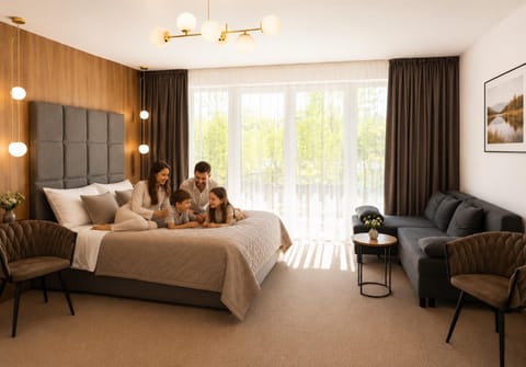 Bed, People, Living room, Photo of the whole room, Seating area, Bedroom, group of guests