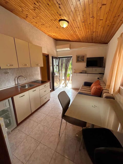Summer, TV and multimedia, Living room, Seating area, Dining area