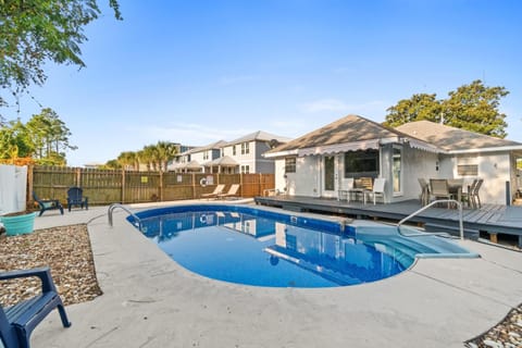 Property building, Day, Natural landscape, Balcony/Terrace, Balcony/Terrace, Pool view, Swimming pool, sunbed