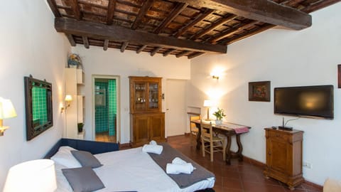 Bed, TV and multimedia, Bedroom