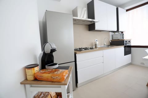 Kitchen or kitchenette, dishwasher, stove