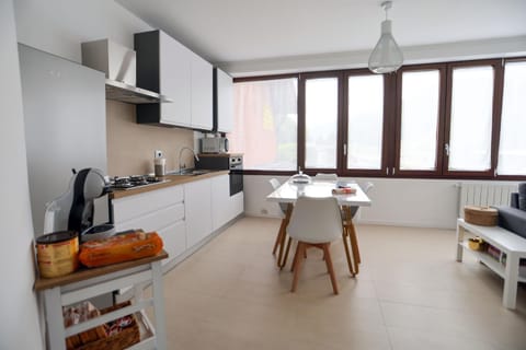 Coffee/tea facilities, Kitchen or kitchenette, Seating area, Dining area, stove