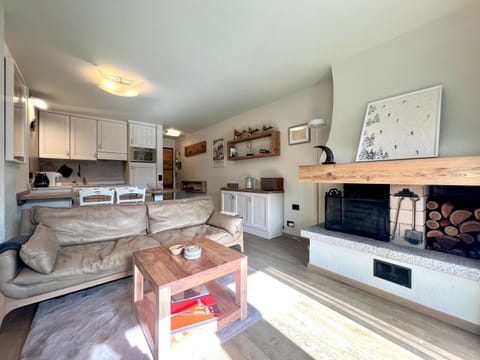 TV and multimedia, Kitchen or kitchenette, Living room, Seating area, Dining area, stove