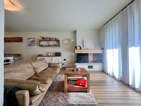 TV and multimedia, Kitchen or kitchenette, Living room, Seating area