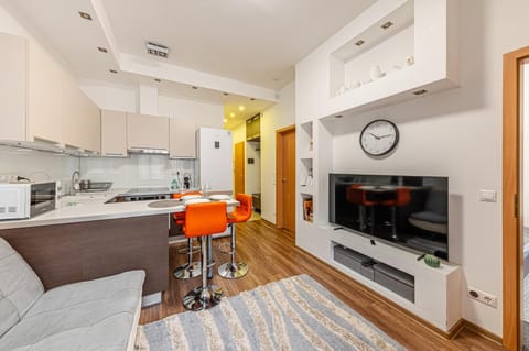 TV and multimedia, Kitchen or kitchenette, Living room, Dining area, oven