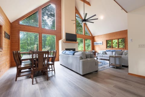 TV and multimedia, Living room, Seating area, Dining area, fireplace