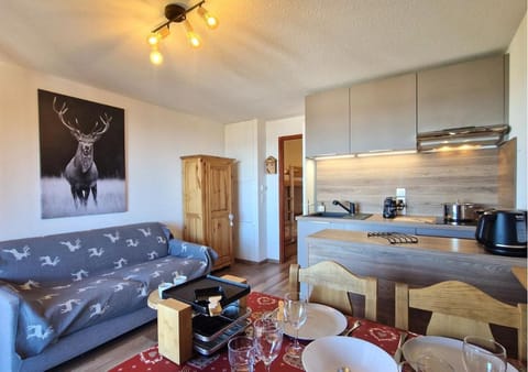 Coffee/tea facilities, Kitchen or kitchenette, Living room, Seating area, stove