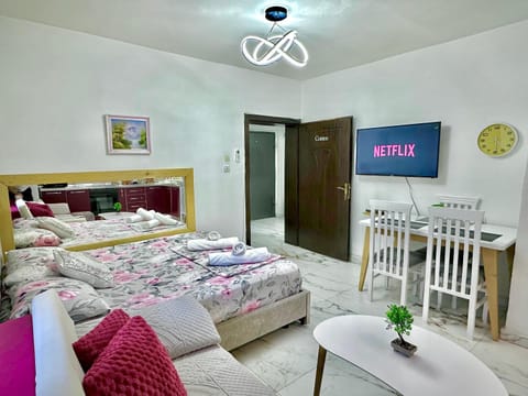 Bed, TV and multimedia, Photo of the whole room