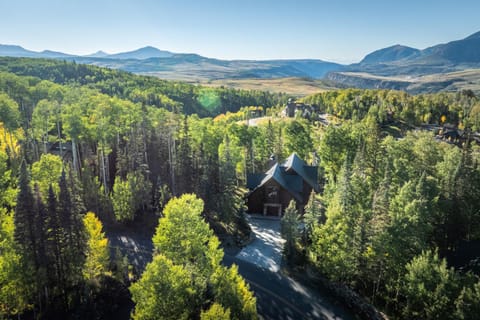 Property building, Nearby landmark, Neighbourhood, Mountain view