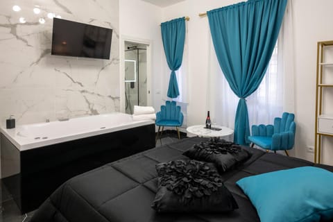 Bed, TV and multimedia, Photo of the whole room, Bedroom, towels