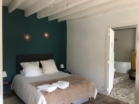 Bed, Photo of the whole room