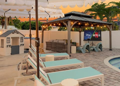 Luxury Heated Pool Oasis-10 mins to BEACH- Fast WiFi House in Pompano Beach