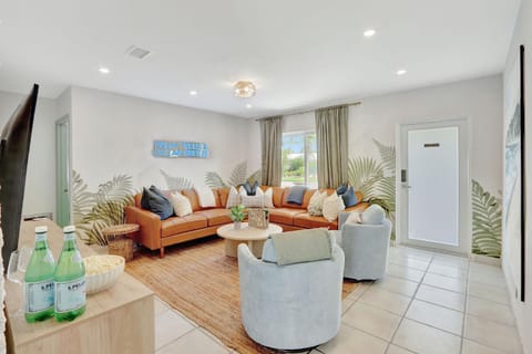 Luxury Heated Pool Oasis-10 mins to BEACH- Fast WiFi House in Pompano Beach