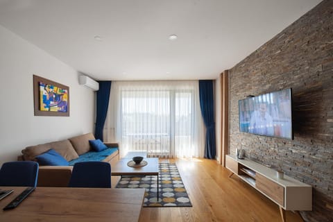 Communal lounge/ TV room, TV and multimedia, View (from property/room), Living room, Seating area, Mountain view