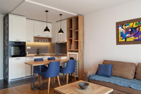 Kitchen or kitchenette, Living room, Seating area, Dining area, oven, stove