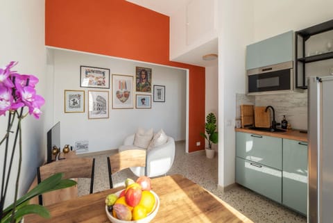Kitchen or kitchenette, Living room, Seating area, Dining area