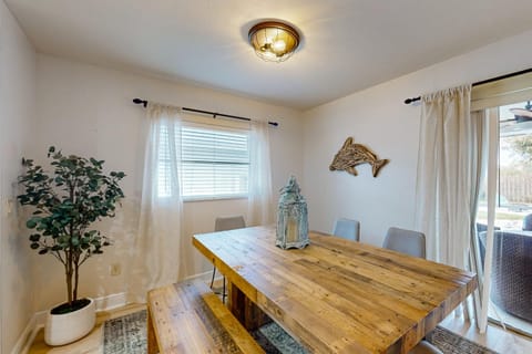 The Beach Hive Cottage House in Naples Park