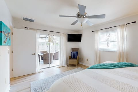 The Beach Hive Cottage House in Naples Park