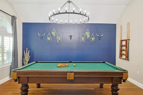 5BD 2BA w Backyard Oasis Pool Jacuzzi Firepit House in Lake Lewisville