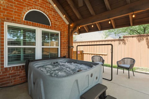 5BD 2BA w Backyard Oasis Pool Jacuzzi Firepit House in Lake Lewisville
