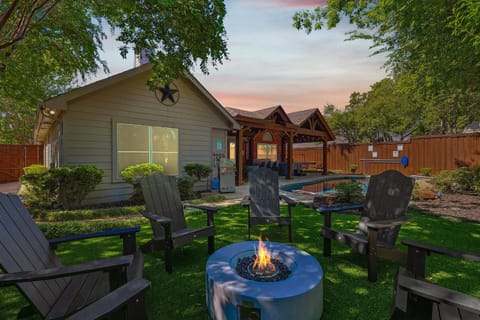 5BD 2BA w Backyard Oasis Pool Jacuzzi Firepit House in Lake Lewisville
