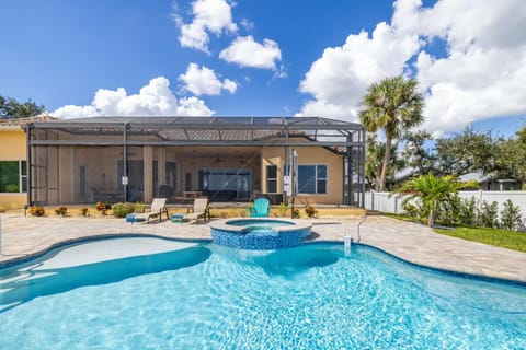 Peace River Waterfront Luxury Living - 5-BD w Pool House in Charlotte Harbor