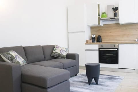 Coffee/tea facilities, Living room, Seating area, oven, stove, toaster