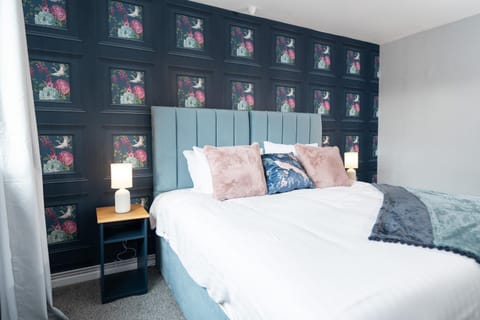 Stylish 4 bed - Contractor Stays, Wi-fi, Plenty of Parking House in Walsall