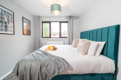 Stylish 4 bed - Contractor Stays, Wi-fi, Plenty of Parking House in Walsall