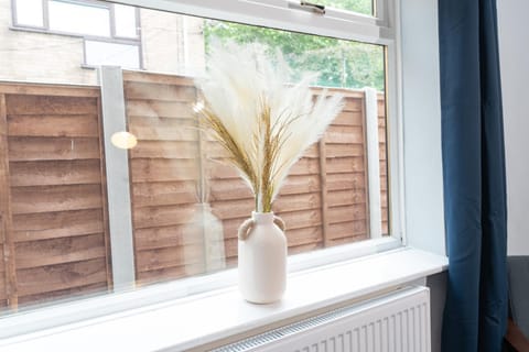 Stylish 4 bed - Contractor Stays, Wi-fi, Plenty of Parking House in Walsall