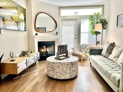 Cozy 2 Bedroom 2 Bathroom Condo with Pool, Gym, Spa Apartment hotel in Westwood