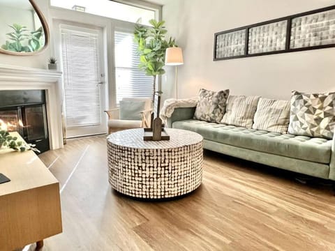 Cozy 2 Bedroom 2 Bathroom Condo with Pool, Gym, Spa Apartment hotel in Westwood