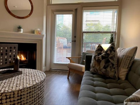 Cozy 2 Bedroom 2 Bathroom Condo with Pool, Gym, Spa Apartment hotel in Westwood