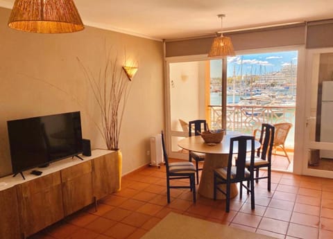 Restaurant/places to eat, Communal lounge/ TV room, TV and multimedia, Balcony/Terrace, Living room, Seating area, Dining area, Lake view, River view, Sea view
