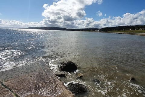 Welcome to the Beach House! Apartment in Rhôs-on-Sea